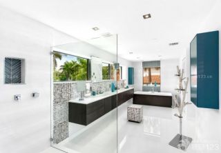 现代别墅卫生间玻璃门图片